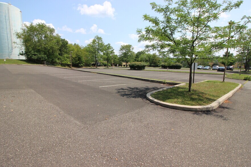 More Photos Of 455 Maryland Dr, Fort Washington Light Manufacturing For Sale