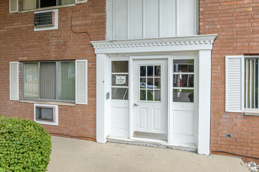 More Photos Of 909 E Jolly Rd, Lansing Multifamily For Sale