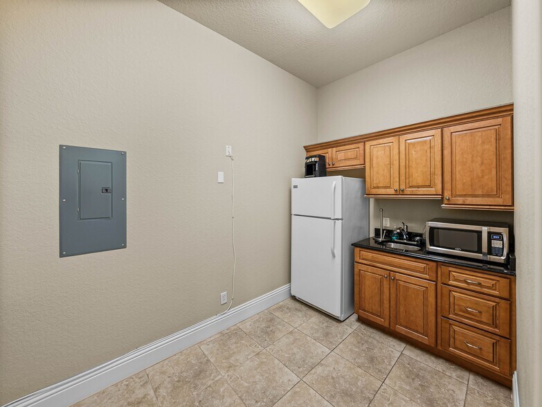 More Photos Of 1820 E Edgewood Dr, Lakeland Medical For Sale