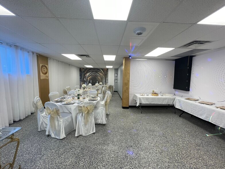 More Photos Of 3858-3870 Notre-Dame, Laval Office For Sale