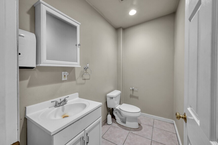 More Photos Of 32219 Tamina Rd, Magnolia Distribution For Lease