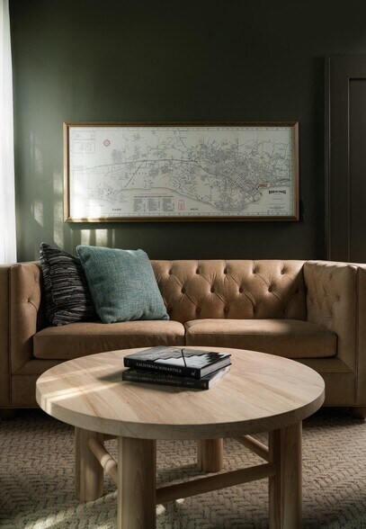 More Photos Of 527-537 State St, Santa Barbara Hotel For Lease