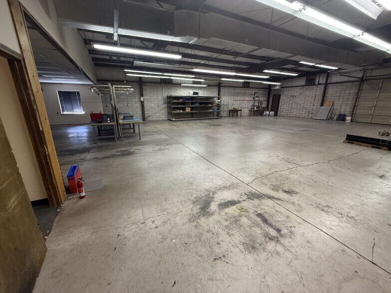 More Photos Of 10 Capital Dr, Wallingford Manufacturing For Lease