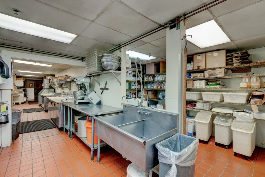 More Photos Of 1702 Park Hill Dr, Gainesville Restaurant For Sale