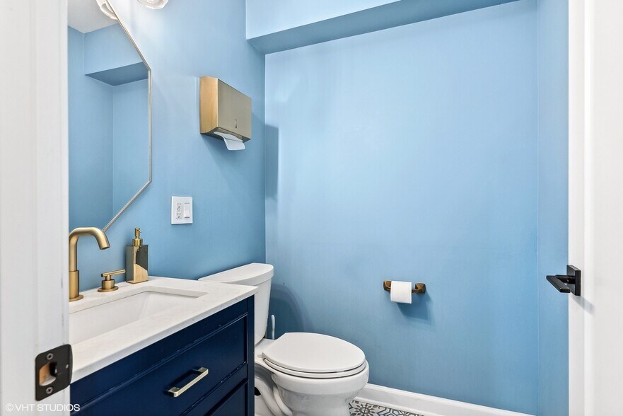More Photos Of 705 N Milwaukee Ave, Chicago General Retail For Sale