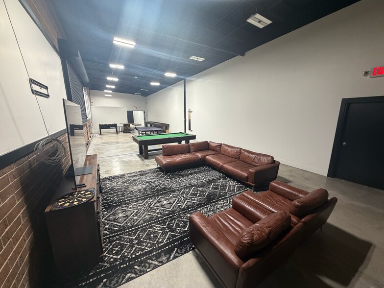 More Photos Of 210 Mittel Dr, Wood Dale Warehouse For Lease