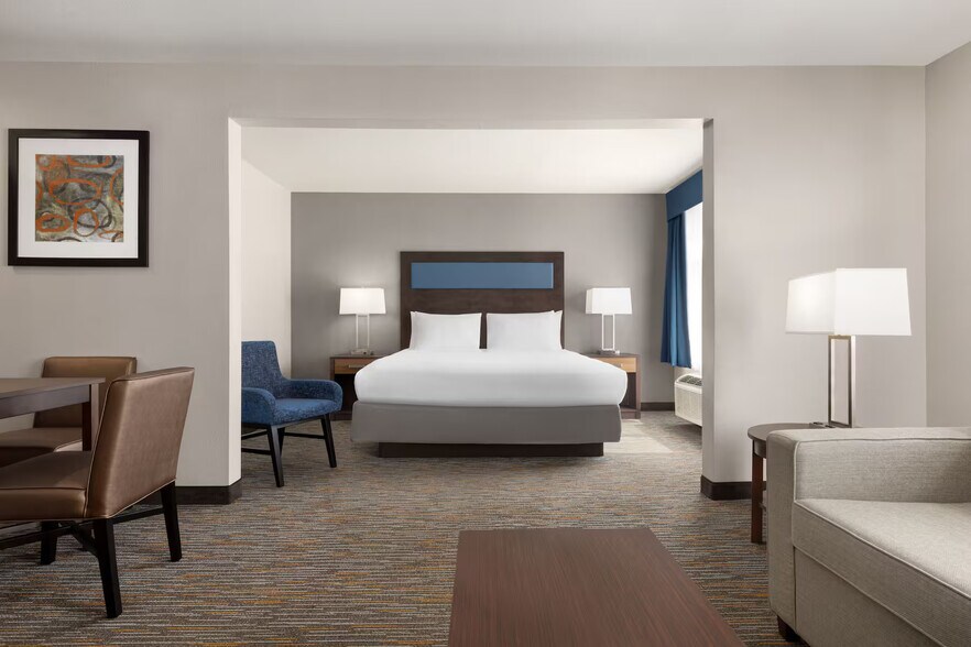 More Photos Of 1511 N Howe St, Southport Hotel For Sale