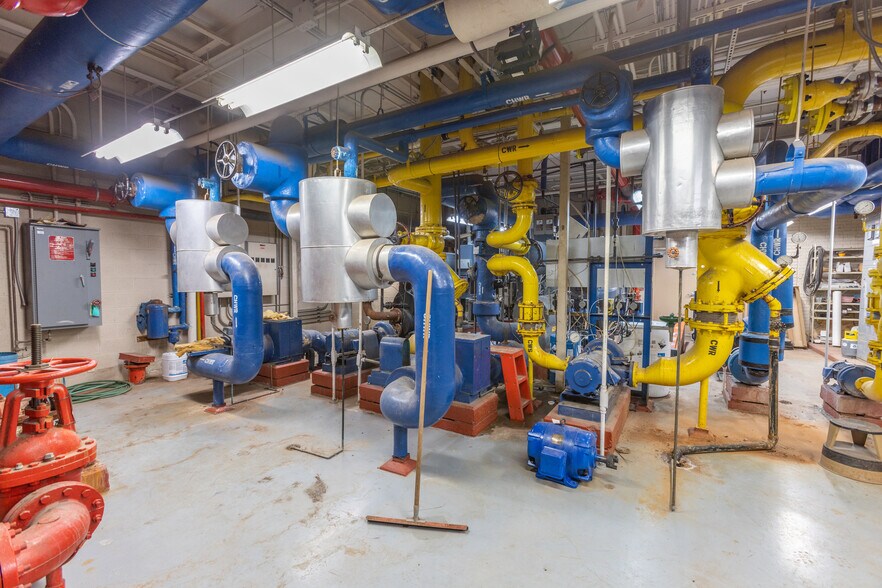 More Photos Of 301 Cypress St, Abilene Office For Sale