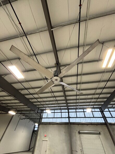 More Photos Of 15330 Vantage Pky W, Houston Unknown For Lease