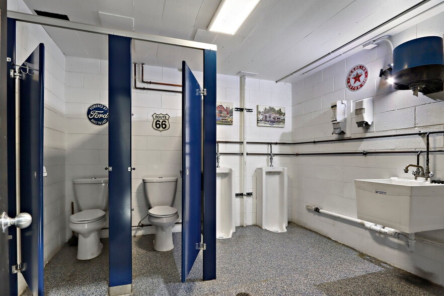 More Photos Of 1206 Washington Rd, Kenosha Auto Repair For Sale