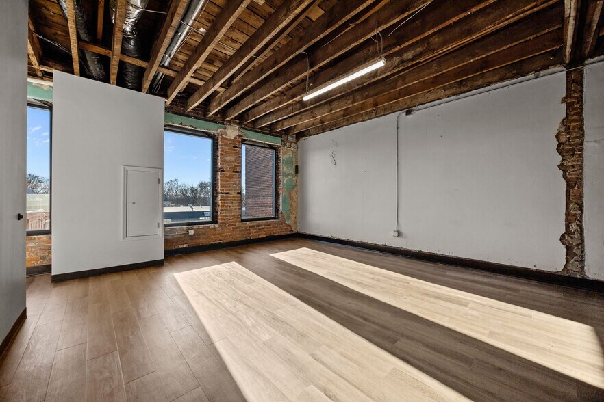 More Photos Of 207 S Garnett St, Henderson Flex For Lease