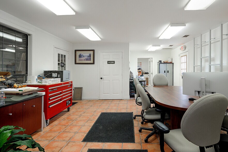 More Photos Of 1406-1420 Telephone Rd, Houston Showroom For Lease