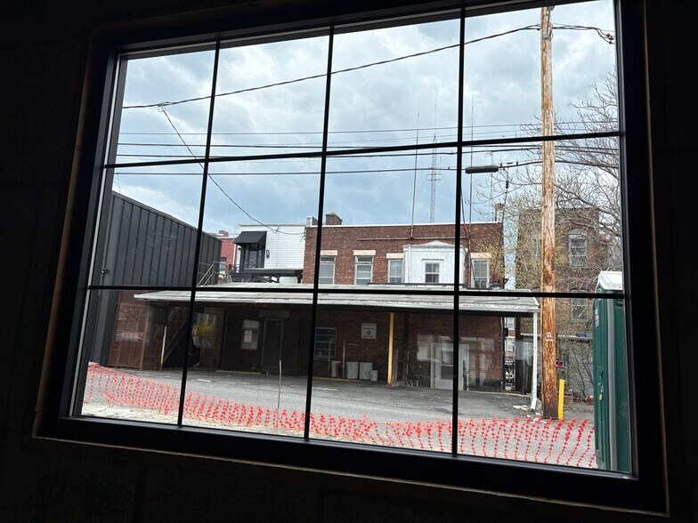 More Photos Of 517-519 Columbia St, Hudson Showroom For Sale