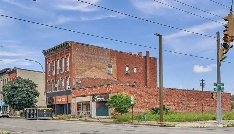 Primary Photo Of 2107 Main St, Niagara Falls Bar For Sale
