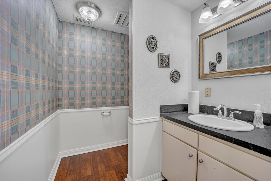 More Photos Of 721 W Abram St, Arlington Medical For Lease