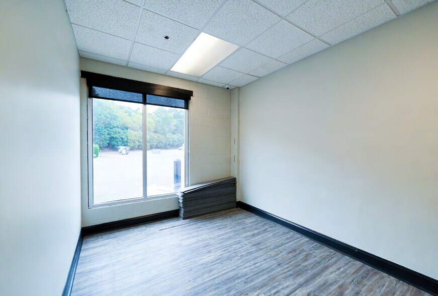 More Photos Of 3120 Latrobe Dr, Charlotte Showroom For Sale