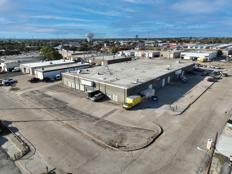 Primary Photo Of 11649 Chairman Dr, Dallas Warehouse For Lease