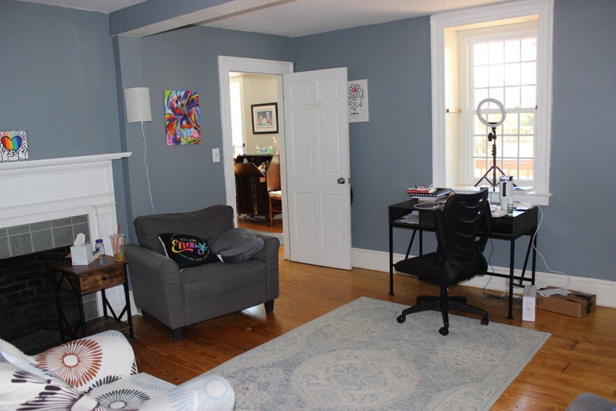 More Photos Of 88 Bradley Rd, Woodbridge Office For Sale