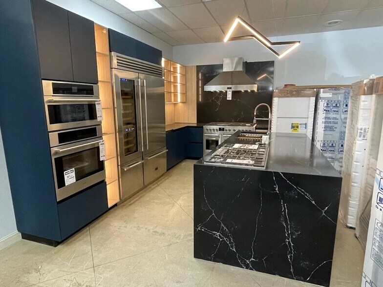 More Photos Of 3101 N 10th St, McAllen General Retail For Lease