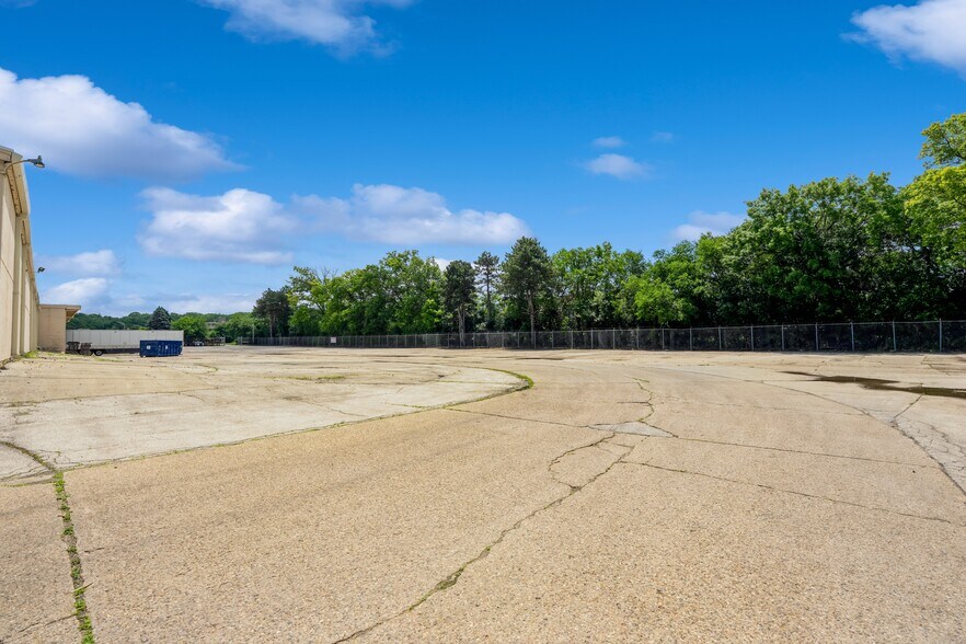 More Photos Of 2301 Fleur Dr, Des Moines Warehouse For Lease