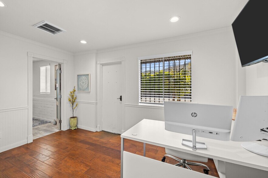 More Photos Of 133 Sunnyway Dr, Ventura Warehouse For Lease