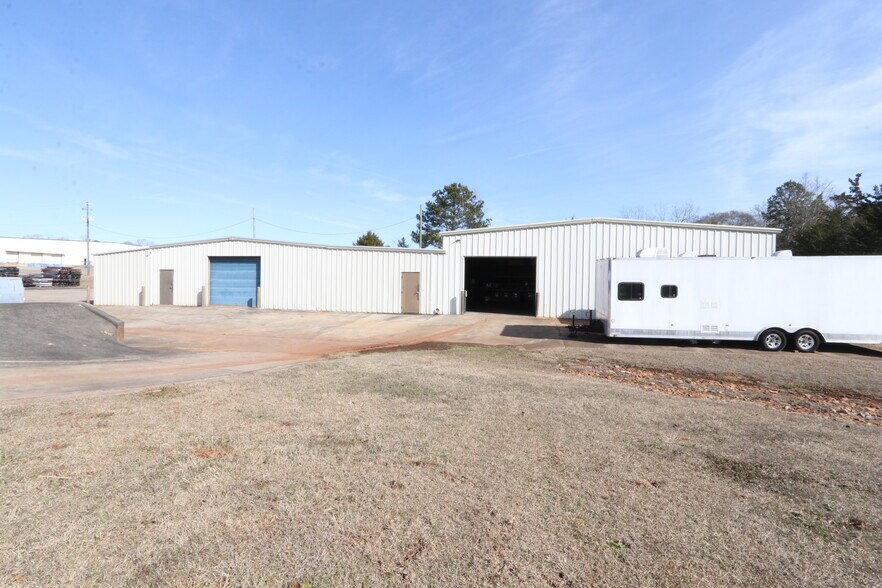 More Photos Of 238 Industrial Park Dr, Monticello Distribution For Sale