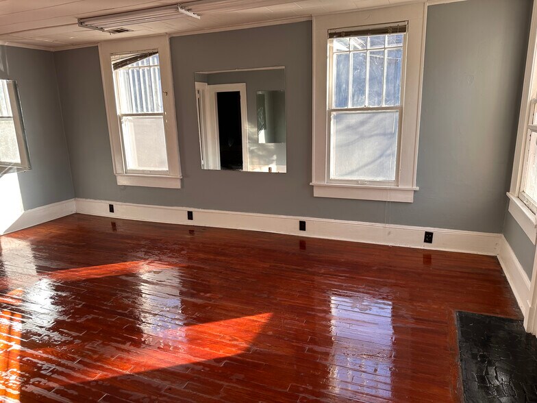 More Photos Of 404 S Greenwood St, Lagrange Light Distribution For Lease