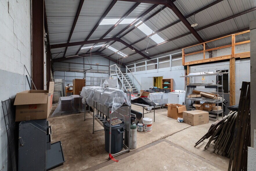 More Photos Of 2930 E Houston St, San Antonio Industrial For Sale