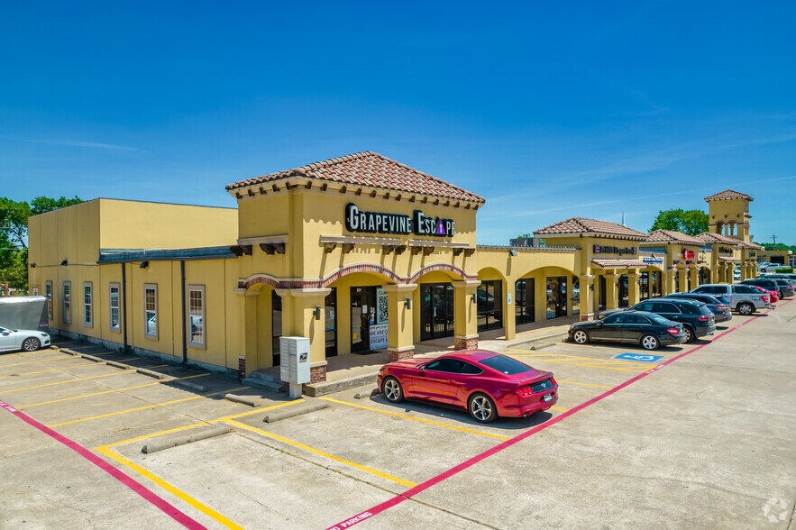 More Photos Of 106-180 N Main St, Grapevine Storefront For Lease