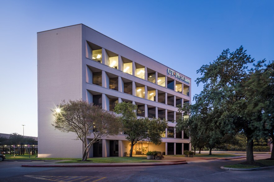 More Photos Of 4710 Bellaire Blvd, Bellaire Unknown For Lease