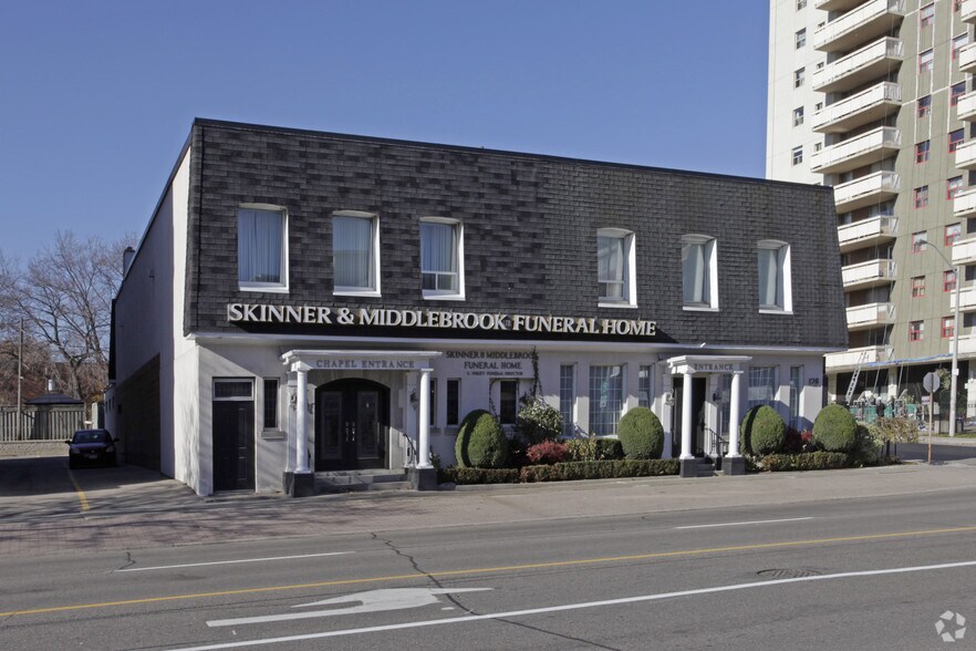 More Photos Of 128 Lakeshore Rd E, Mississauga Funeral Home For Sale