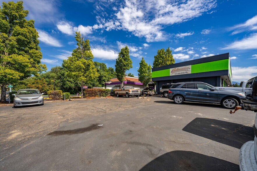 More Photos Of 348 N Riverside Ave, Medford Auto Repair For Lease