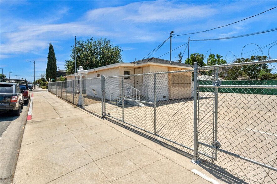 More Photos Of 2611 N Fresno St, Fresno Medical For Sale