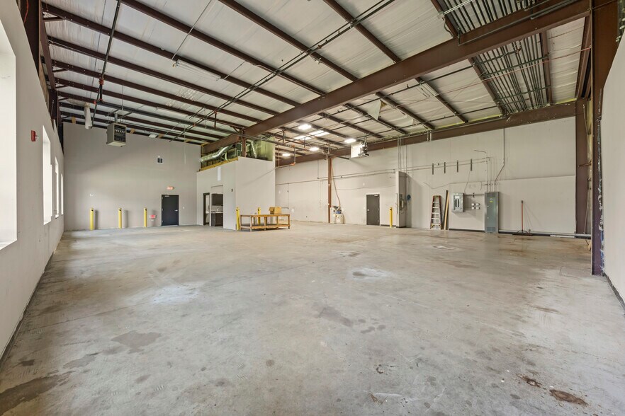 More Photos Of 25553 Wolf's Crossing Rd, Plainfield Warehouse For Lease