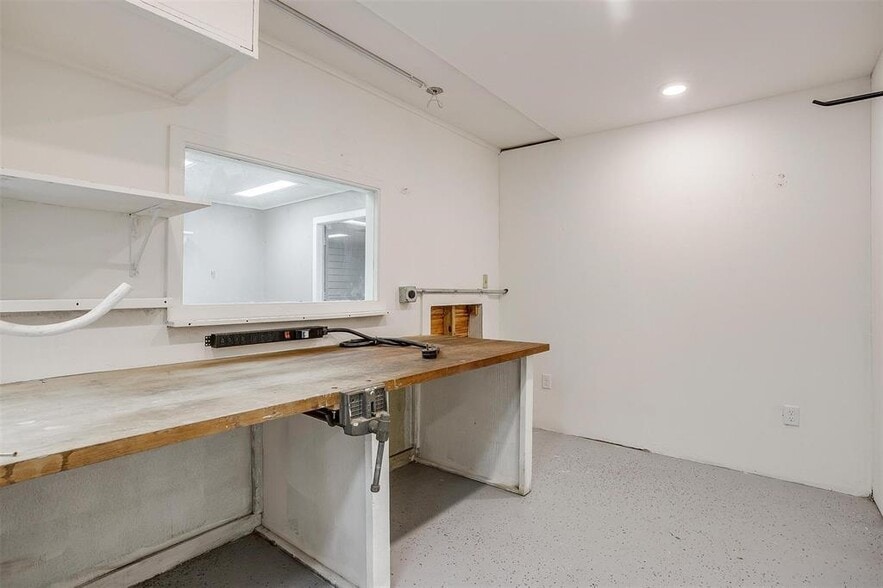 More Photos Of 640 E Highway 199, Springtown Warehouse For Lease