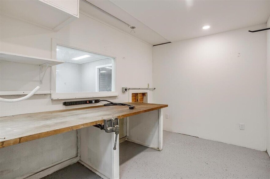 More Photos Of 640 E Highway 199, Springtown Warehouse For Sale