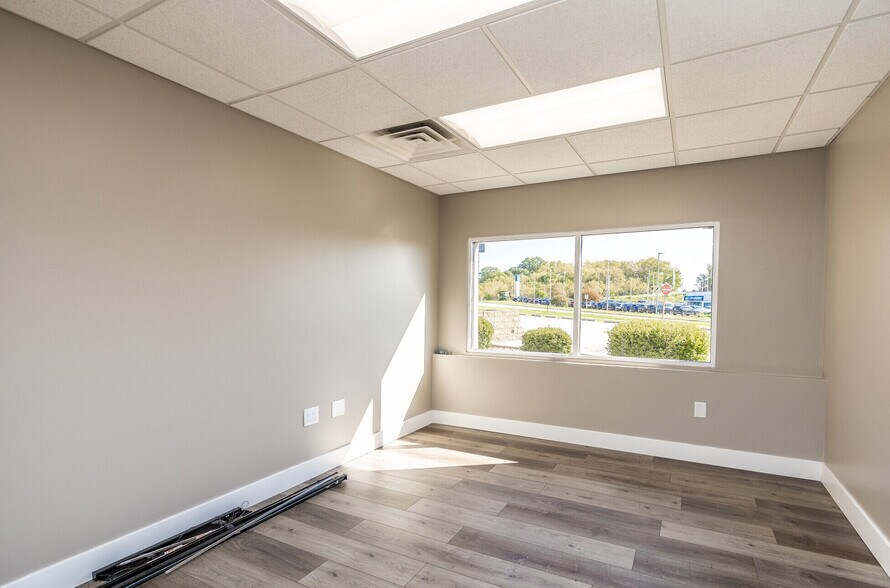 More Photos Of 3709 N Harrison St, Davenport Office For Sale