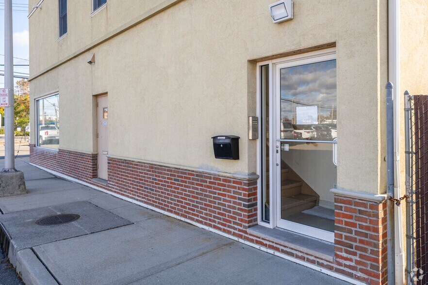 More Photos Of 5 Station Plz, Bethpage Storefront Retail Office For Lease