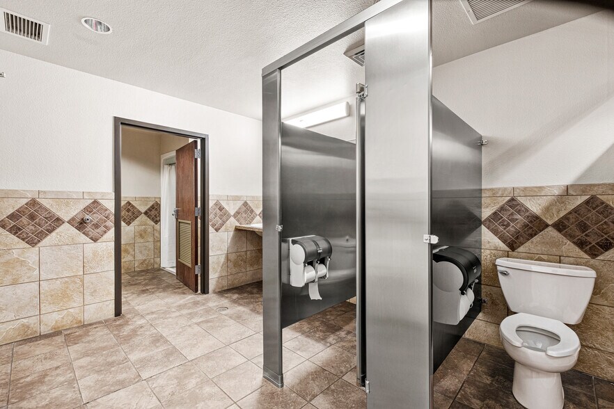 More Photos Of 6045 Lipan St, Denver Unknown For Lease