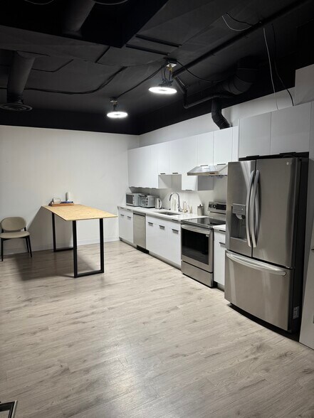 More Photos Of 2550 Acland Rd, Kelowna Flex For Sale