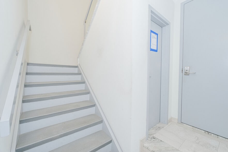 More Photos Of 1944-1952 Richmond Terrace, Staten Island Showroom For Lease