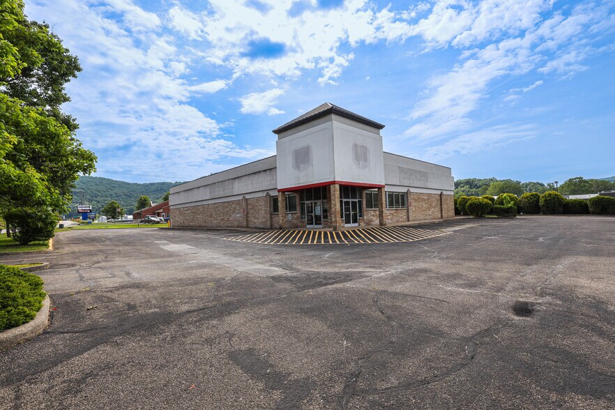 Primary Photo Of 902 N Lewis St, Glenville Drugstore For Lease