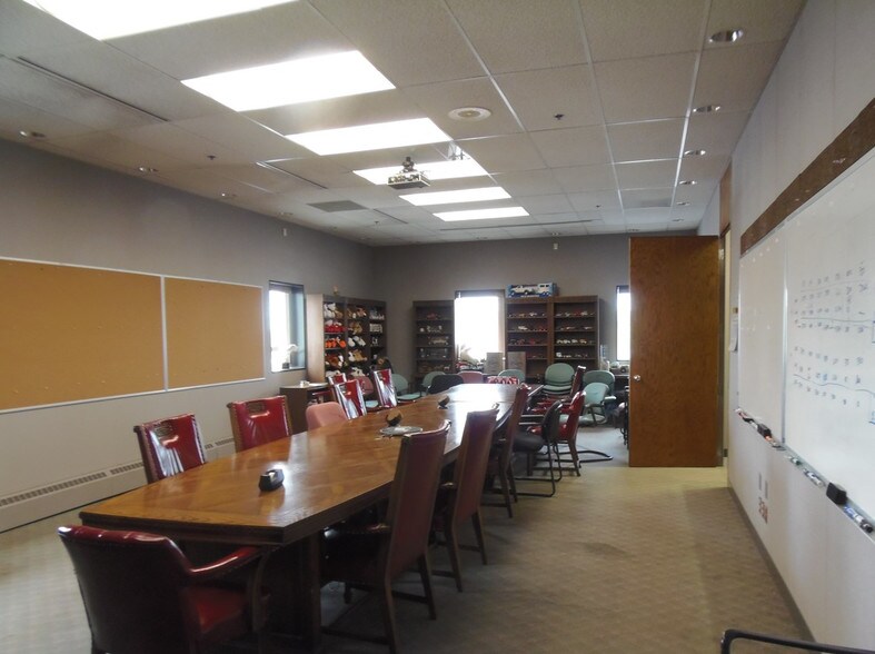 More Photos Of 1300 S Lynndale Dr, Appleton Flex For Sale