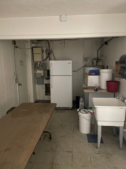 More Photos Of 117 E Commerce Way, Libby Light Distribution For Sale