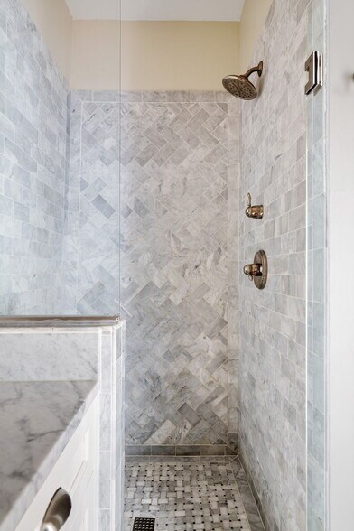 More Photos Of 21 Broad St, Charleston Storefront Retail Residential For Sale