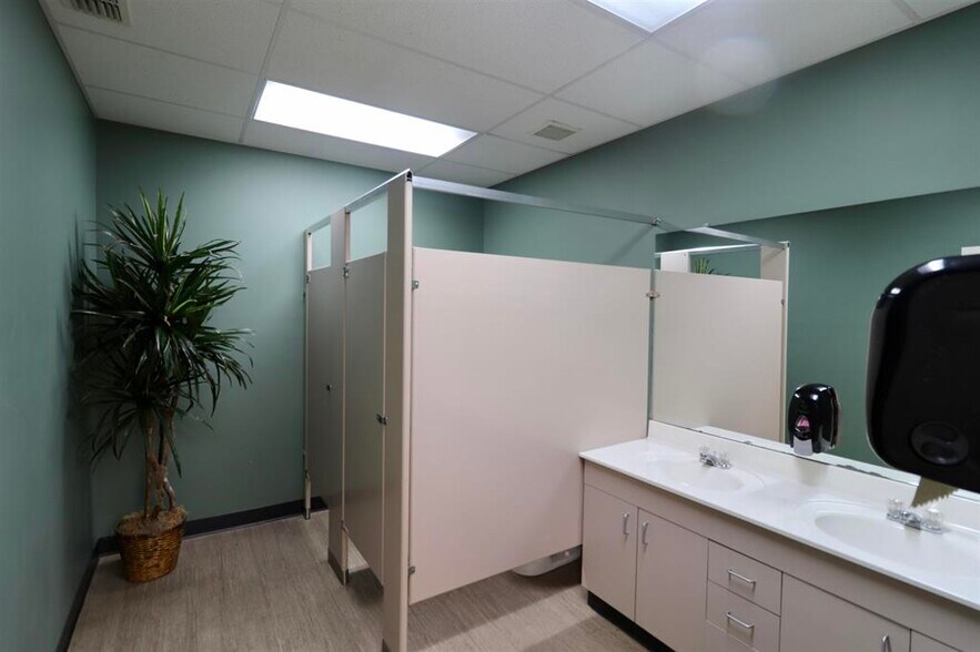 More Photos Of 1203 E College St, Brownsville Medical For Sale