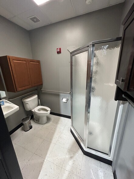 More Photos Of 8825 Eastex Fwy, Beaumont Warehouse For Sale