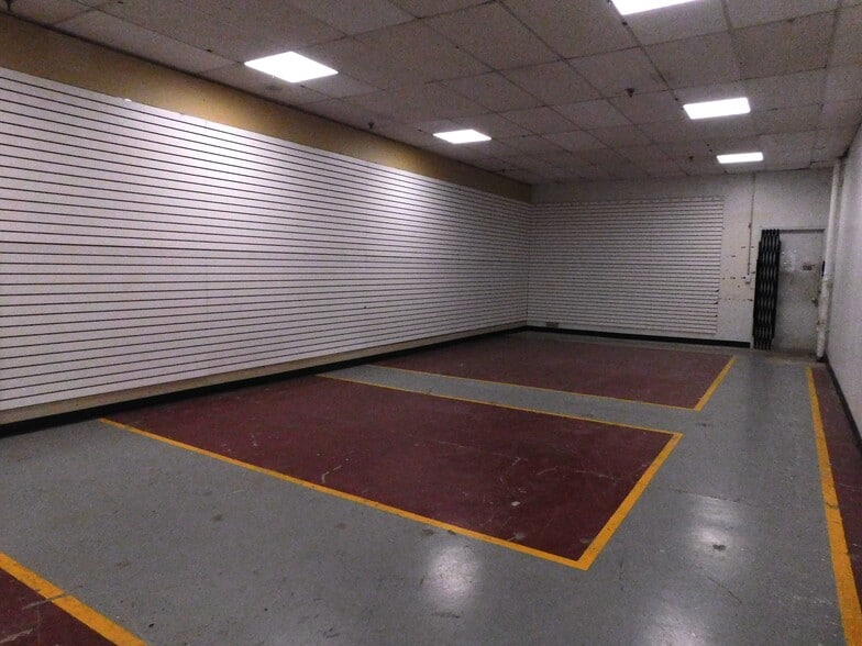 More Photos Of 2413-2419 W Jefferson St, Joliet Freestanding For Lease