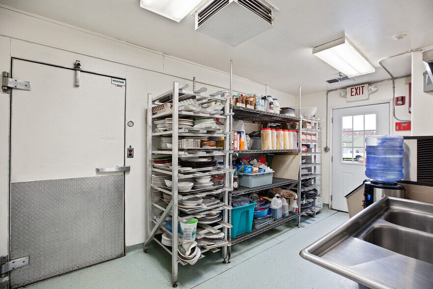 More Photos Of 504 N Cloverdale Blvd, Cloverdale General Retail For Sale