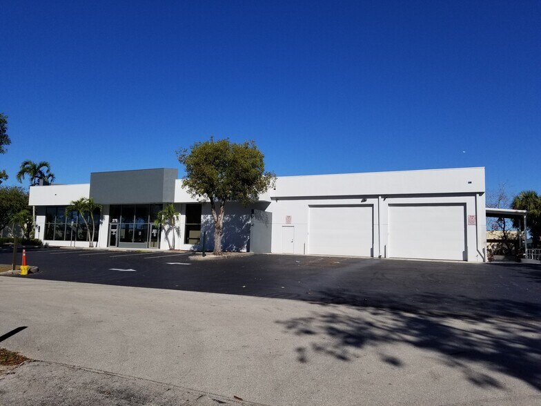 More Photos Of 275 Airport Pulling Rd N, Naples Showroom For Lease
